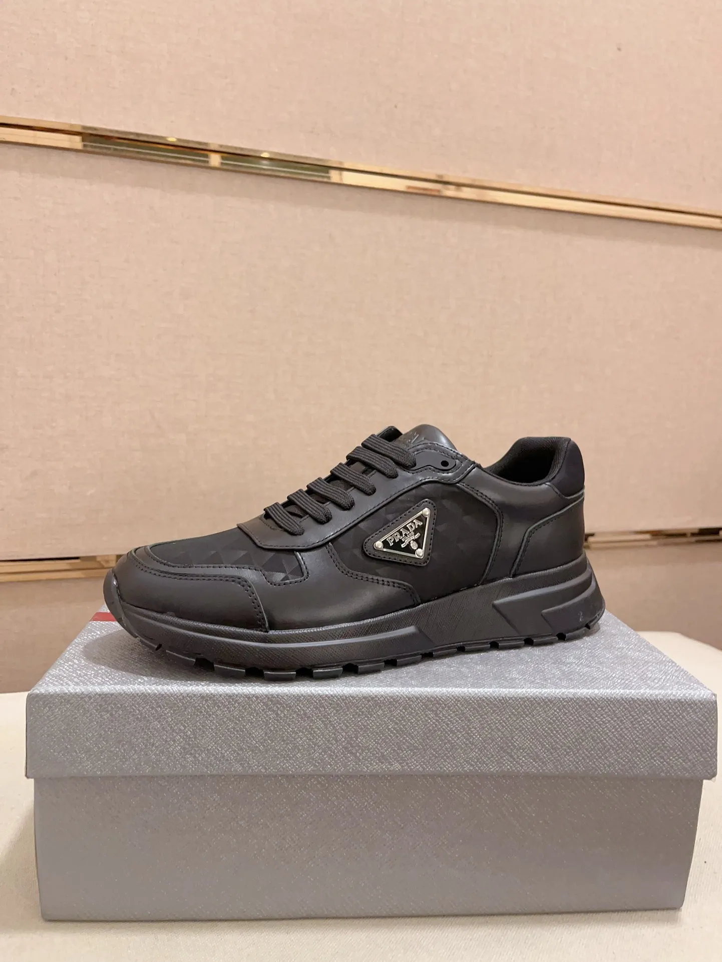 Men's shoes 💰 560 💰 (high version) new Prada (Prada) high-tops are launched at the same time, new men's shoes, 😘fabrics are selected from waterproof technical cloth. First layer cowhide lining. 👍🏿Original molded anti-slip rubber outsole, with exquisite lines, simple and elegant, comfortable and high-end for leisure travel. Number of yards: 38 to 44. (Can be customized for 45.46.)